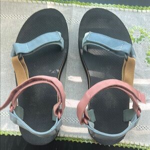 Teva Universal W Flatform Multi-Color Sandals size 9